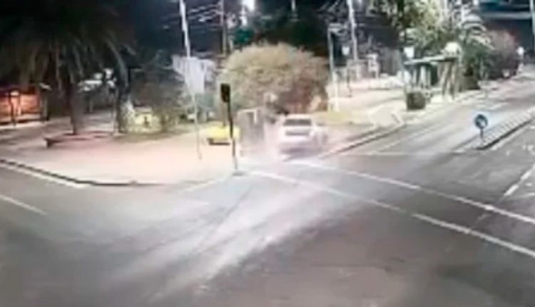 derriba un semáforo